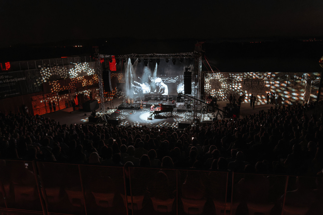 Maksim Mrvica impresivnim koncertom na tvrđavi sv. Mihovila potvrdio svoj zvjezdani status 