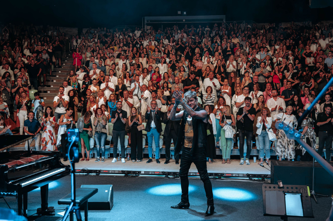 Maksim Mrvica impresivnim koncertom na tvrđavi sv. Mihovila potvrdio svoj zvjezdani status 