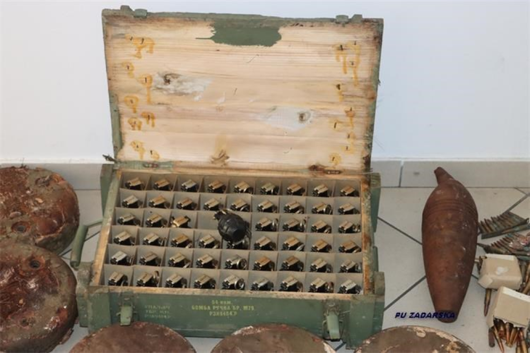 Zapljena oružja u Biogradu: Muškarcu (67) policija oduzela pravi arsenal