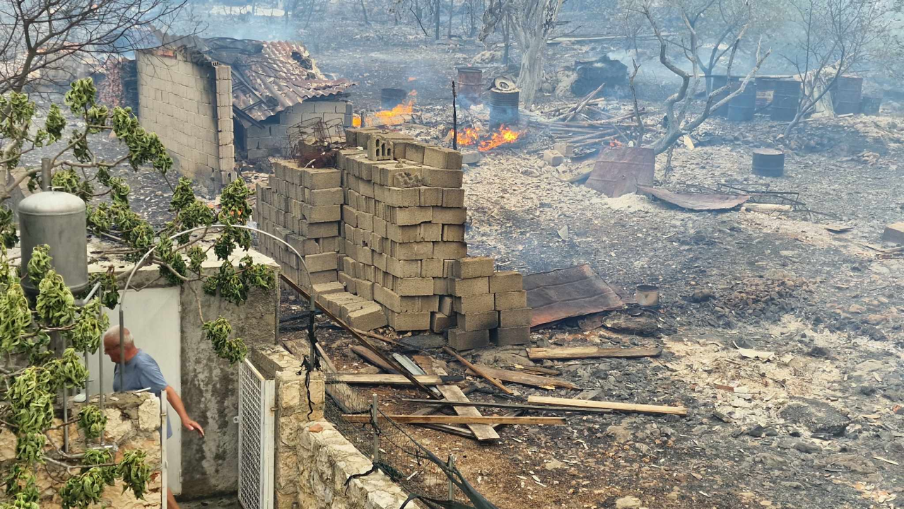 FOTOGALERIJA iz središta požara: Grčevita borba protiv vatre i vjetra