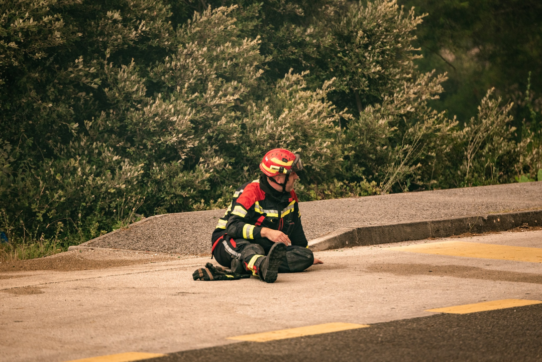 FOTOGALERIJA: Vatrogasci i stanovnici bore se s požarom u Grebaštici