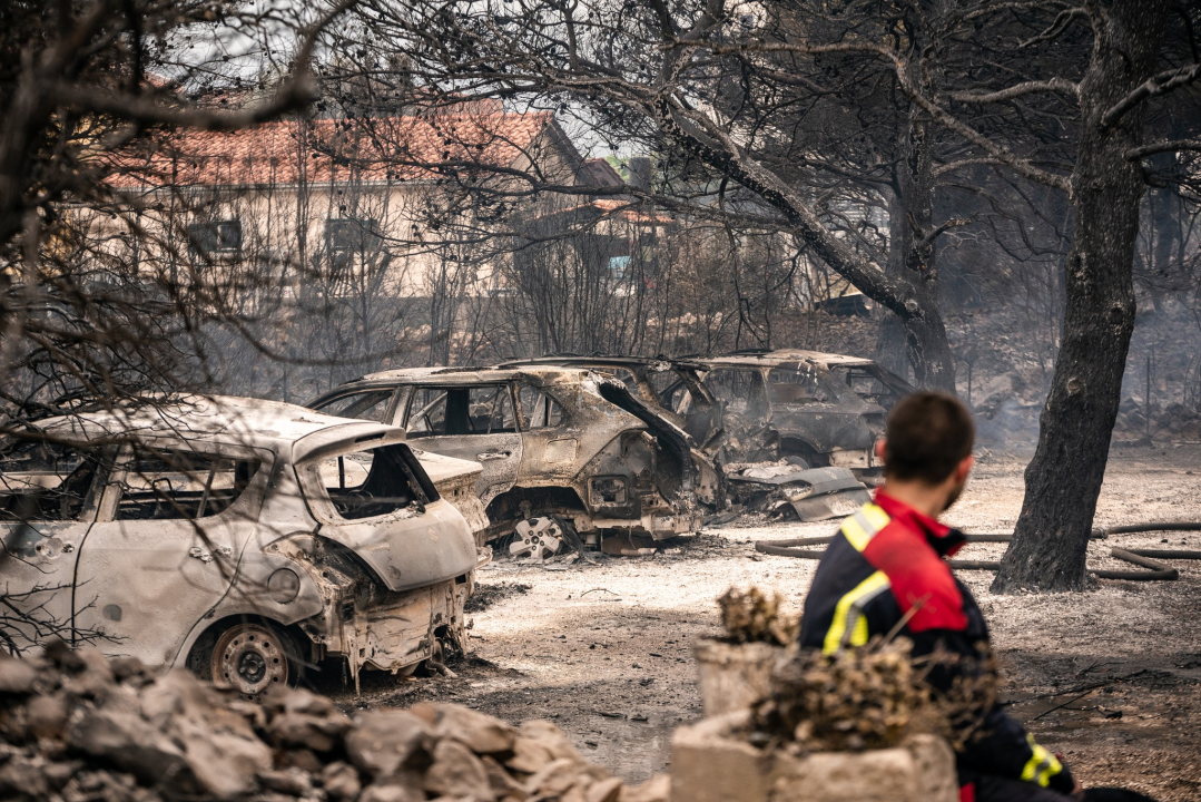 FOTOGALERIJA: Vatrogasci i stanovnici bore se s požarom u Grebaštici