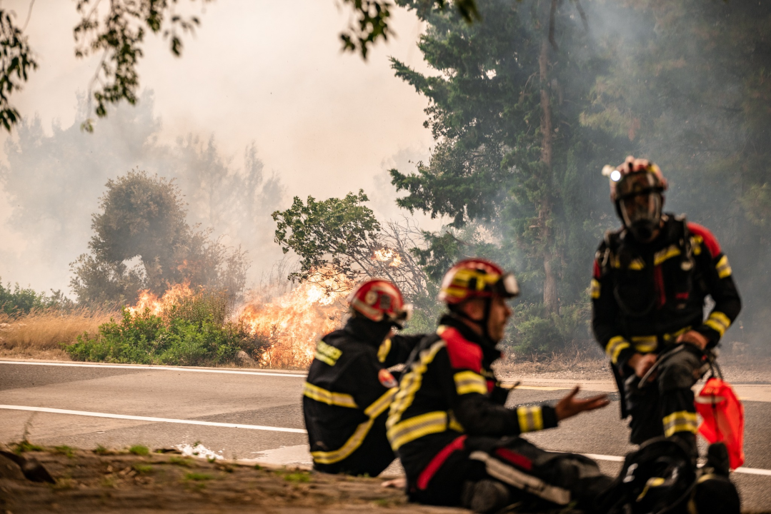 FOTOGALERIJA: Vatrogasci i stanovnici bore se s požarom u Grebaštici