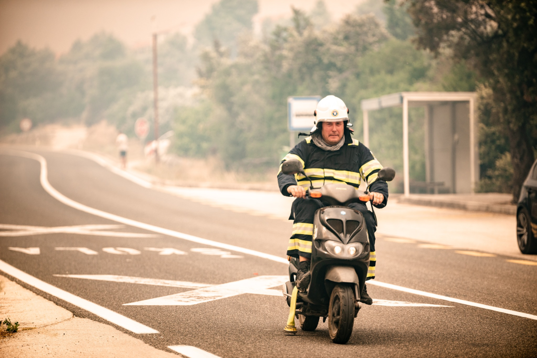 FOTOGALERIJA: Vatrogasci i stanovnici bore se s požarom u Grebaštici