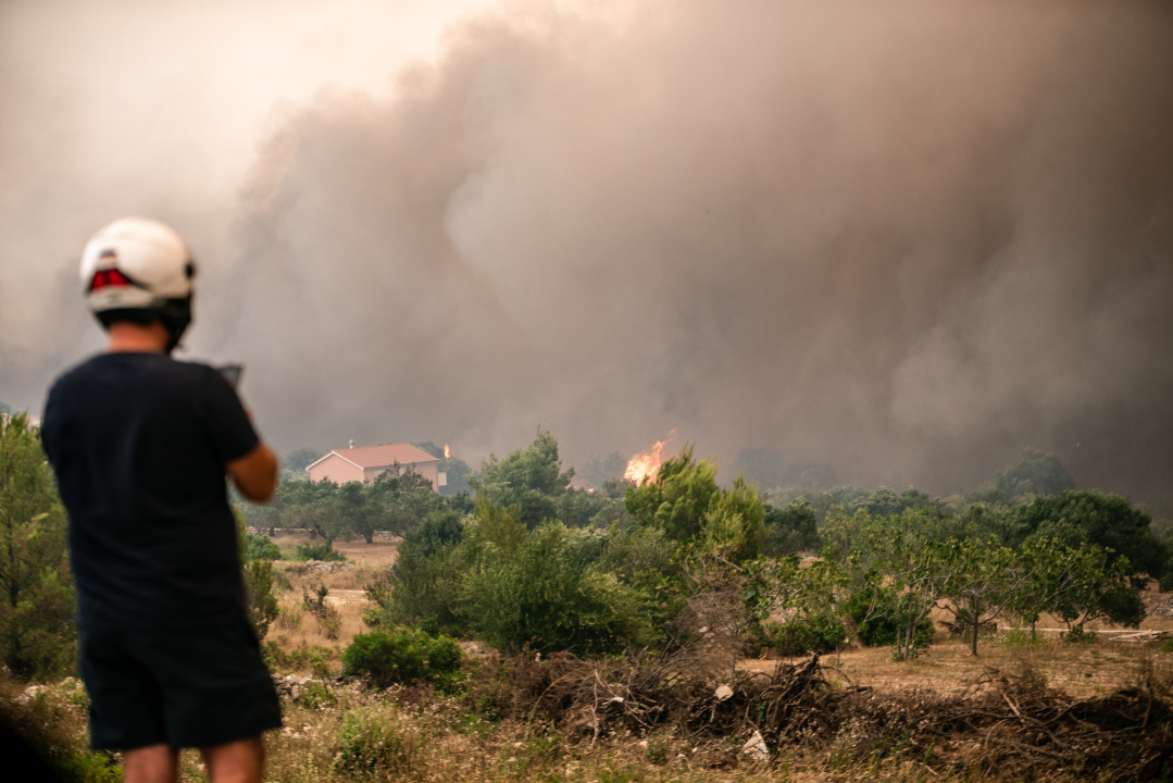 FOTOGALERIJA: Vatrogasci i stanovnici bore se s požarom u Grebaštici