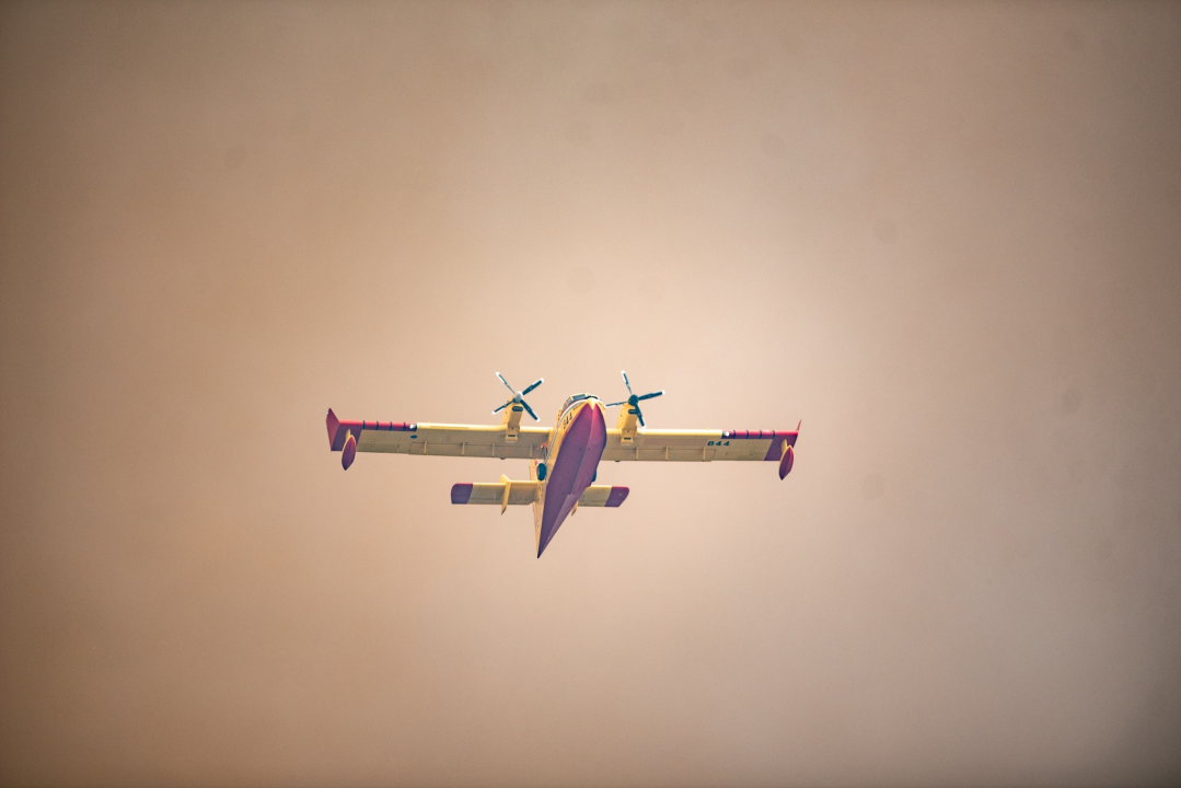 FOTOGALERIJA: Vatrogasci i stanovnici bore se s požarom u Grebaštici