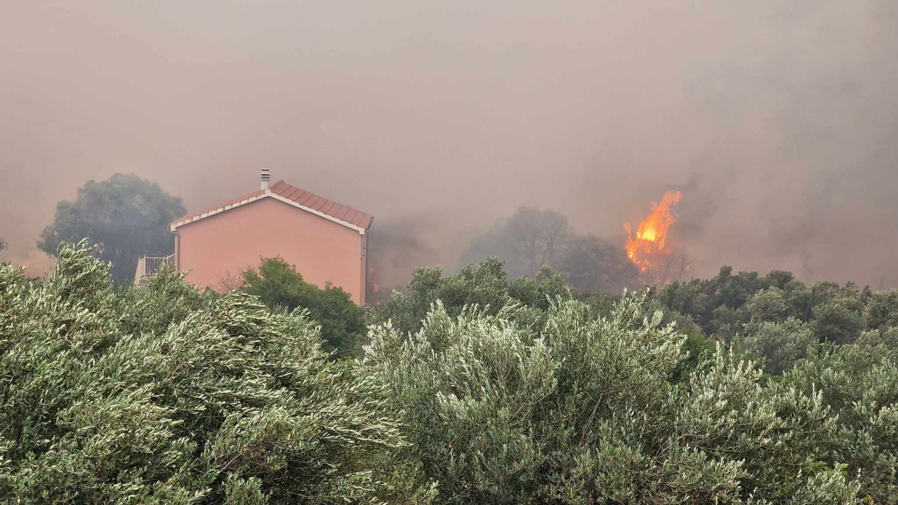 FOTOGALERIJA iz središta požara: Grčevita borba protiv vatre i vjetra
