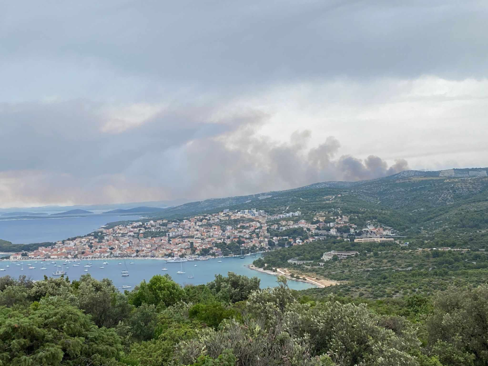 Objekti nisu ugroženi, vatrogasci ostaju na terenu cijelu noć
