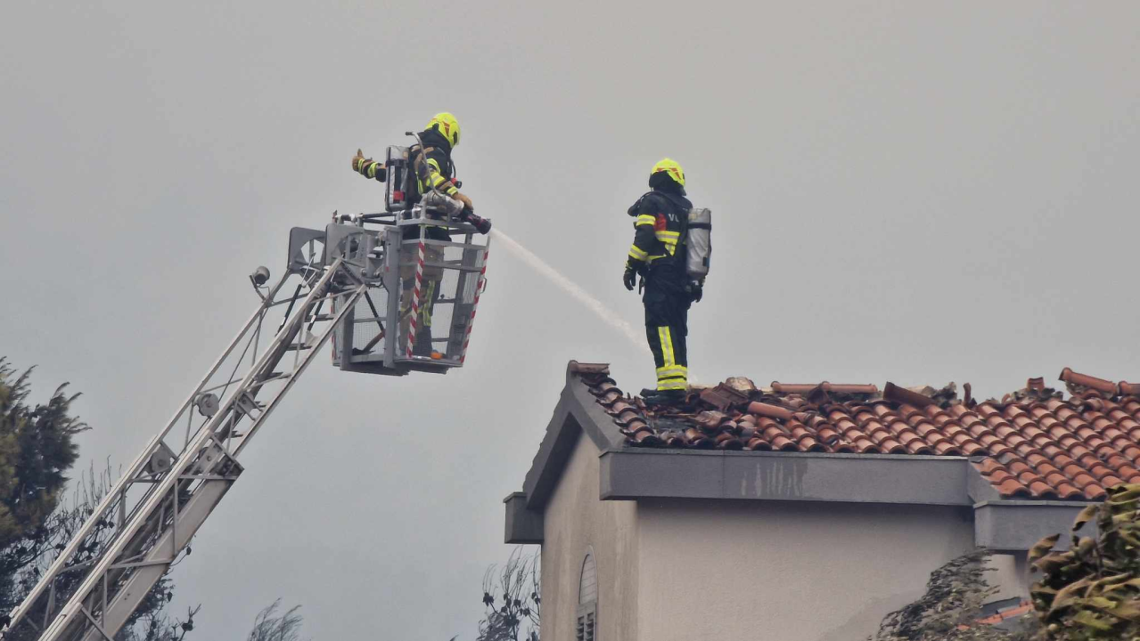 FOTOGALERIJA iz središta požara: Grčevita borba protiv vatre i vjetra
