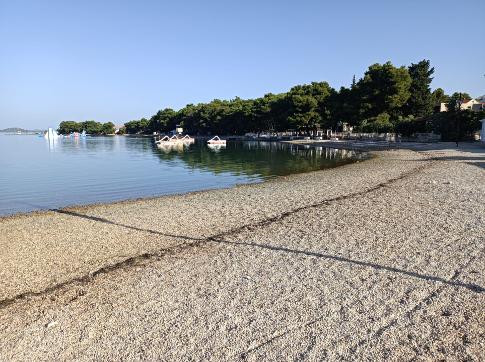 U Pirovcu s plaže uklonjene 'rezervacije': Rekviziti su u zgradi Općine, preuzimanje uz kaznu!