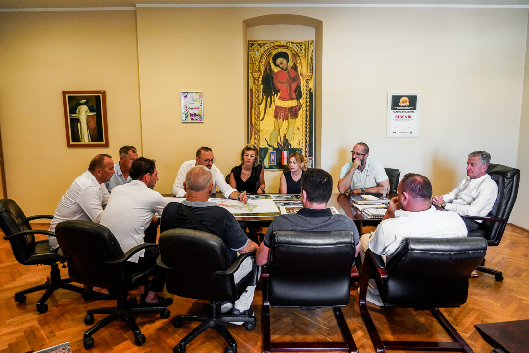 Ljubica gotova do početka listopada: Novi travnjak, drenaža, navodnjavanje, tribina, ograde....