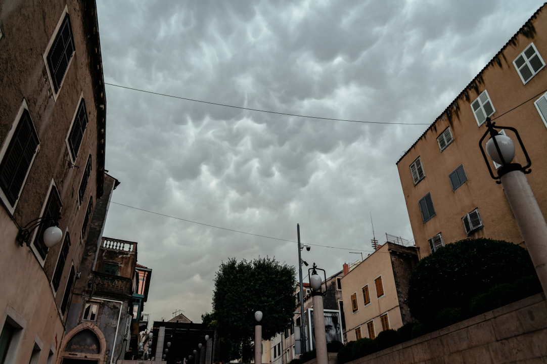 Nevrijeme stiglo do Šibenika i donijelo zanimljive mammatus oblake