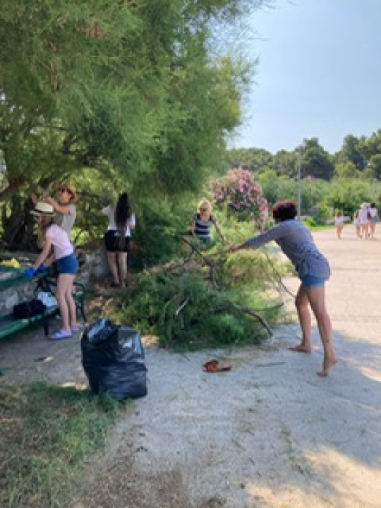Na Zlarinu u frižiderima čuvaju knjige, a turistima dijele vodič u kojem se šale na vlastiti račun
