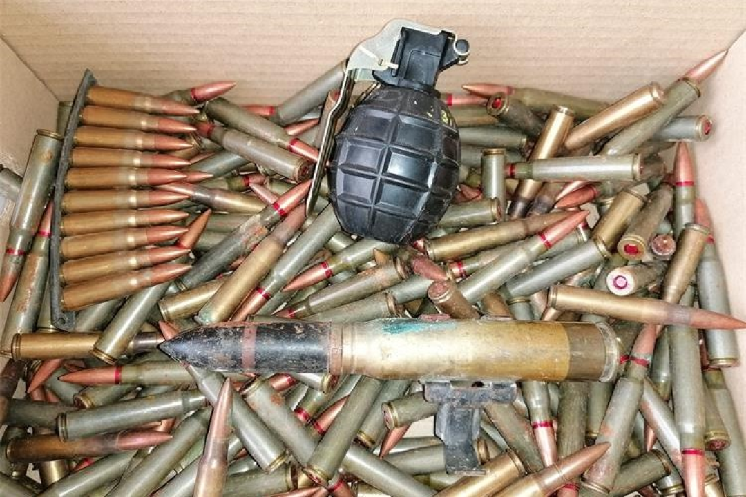 Građanin šibenskoj policiji predao pušku, pištolj, ručnu bombu i 1262 komada streljiva