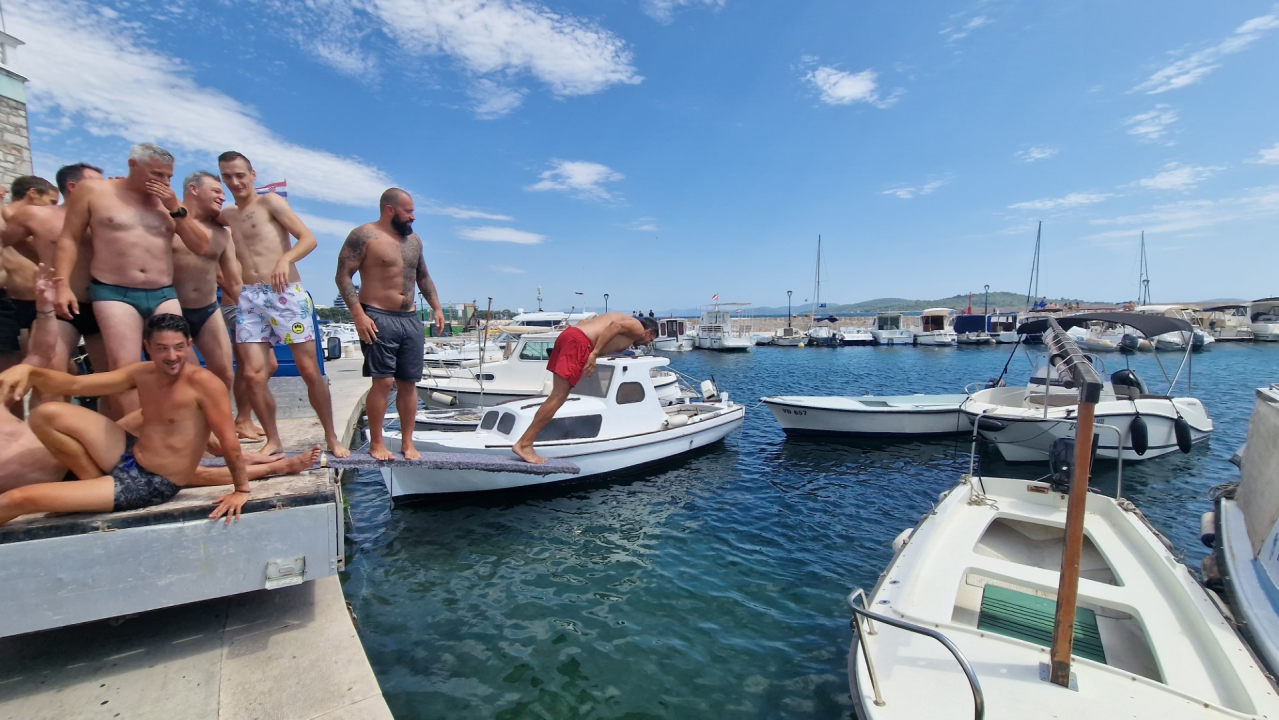 Vječni mladići odlučili vratiti običaj skakanja u more na Vodičku feštu