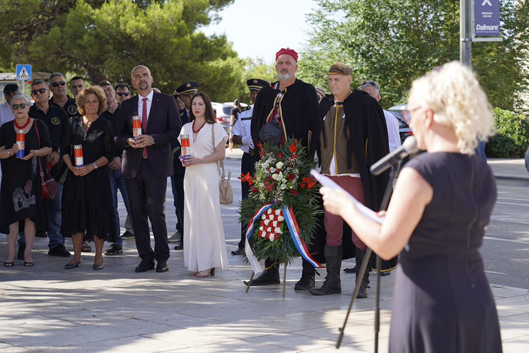 Položeni vijenci i zapaljene svijeće na Kvanju i Baldekinu