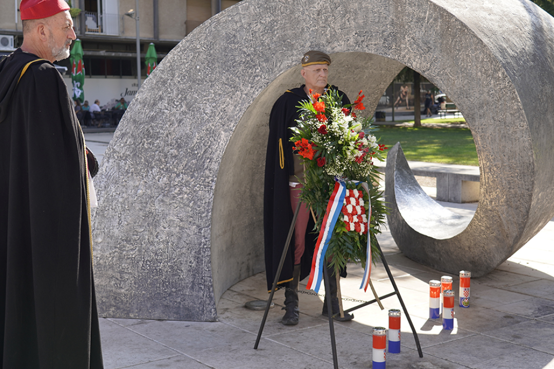 Položeni vijenci i zapaljene svijeće na Kvanju i Baldekinu