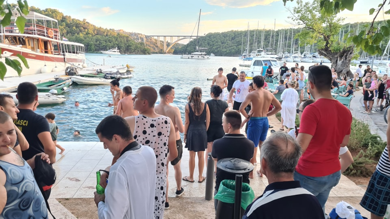 Stari i mladi u Skradinu navukli kostime i odmjerili snage na nogometnom terenu