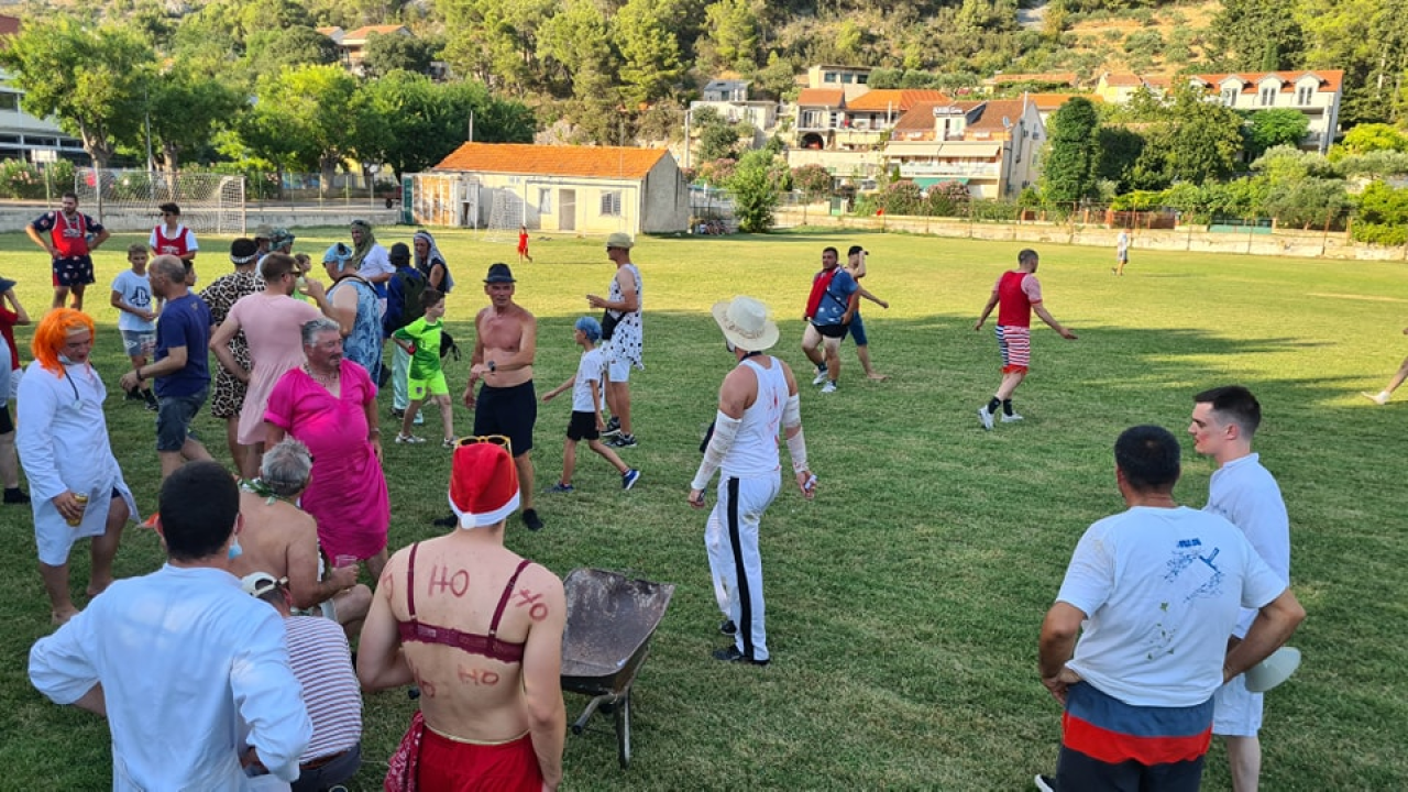 Stari i mladi u Skradinu navukli kostime i odmjerili snage na nogometnom terenu