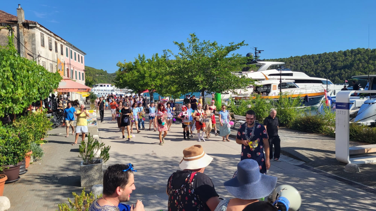 Stari i mladi u Skradinu navukli kostime i odmjerili snage na nogometnom terenu