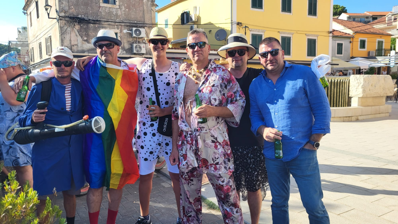 Stari i mladi u Skradinu navukli kostime i odmjerili snage na nogometnom terenu