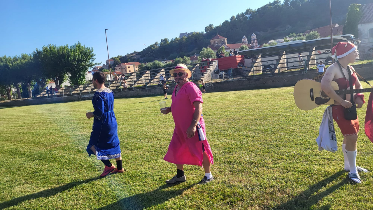 Stari i mladi u Skradinu navukli kostime i odmjerili snage na nogometnom terenu