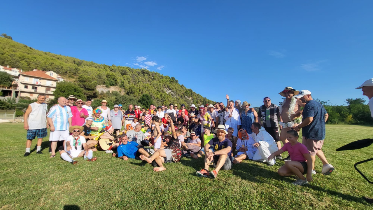 Stari i mladi u Skradinu navukli kostime i odmjerili snage na nogometnom terenu