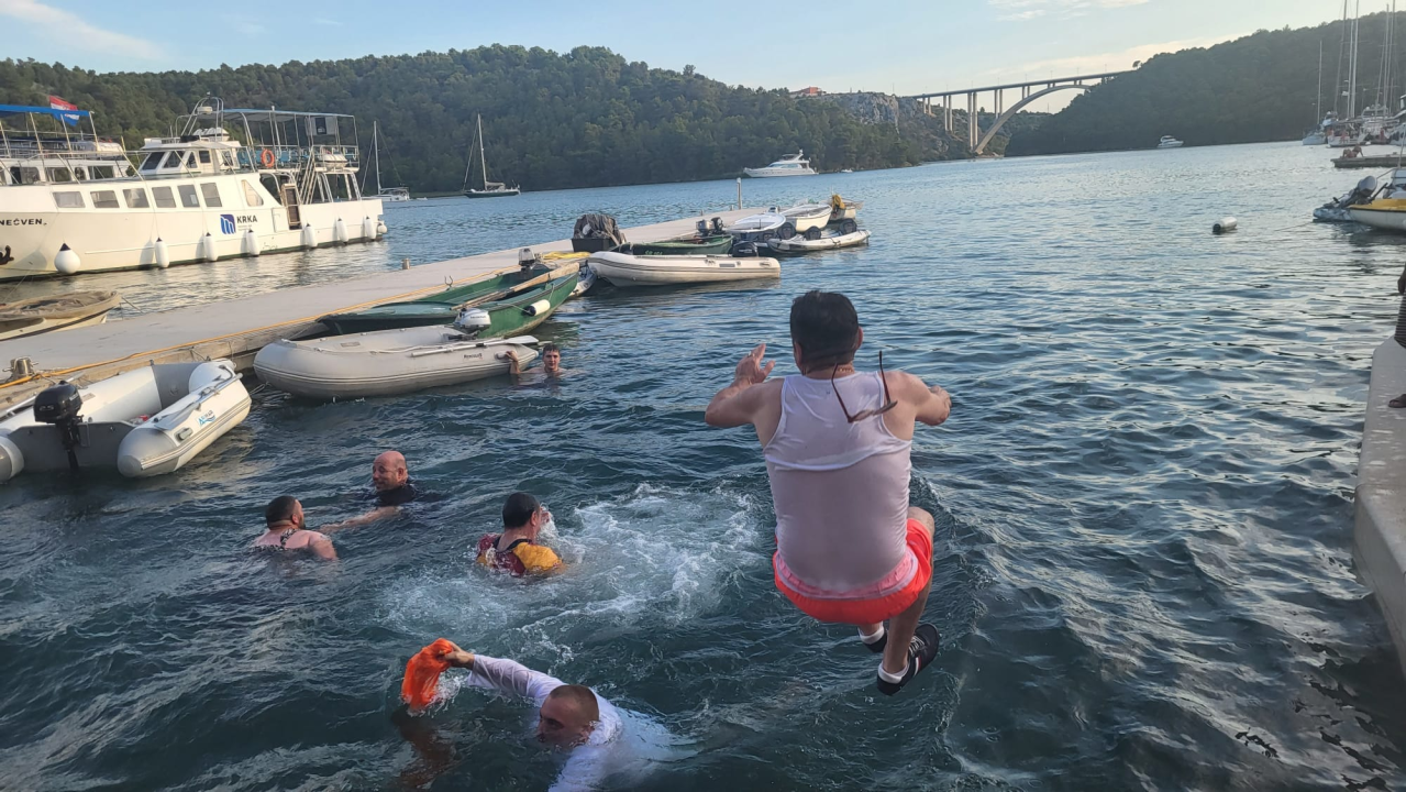 Stari i mladi u Skradinu navukli kostime i odmjerili snage na nogometnom terenu