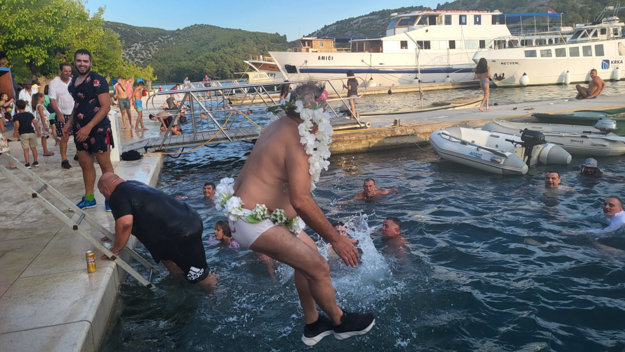 Stari i mladi u Skradinu navukli kostime i odmjerili snage na nogometnom terenu