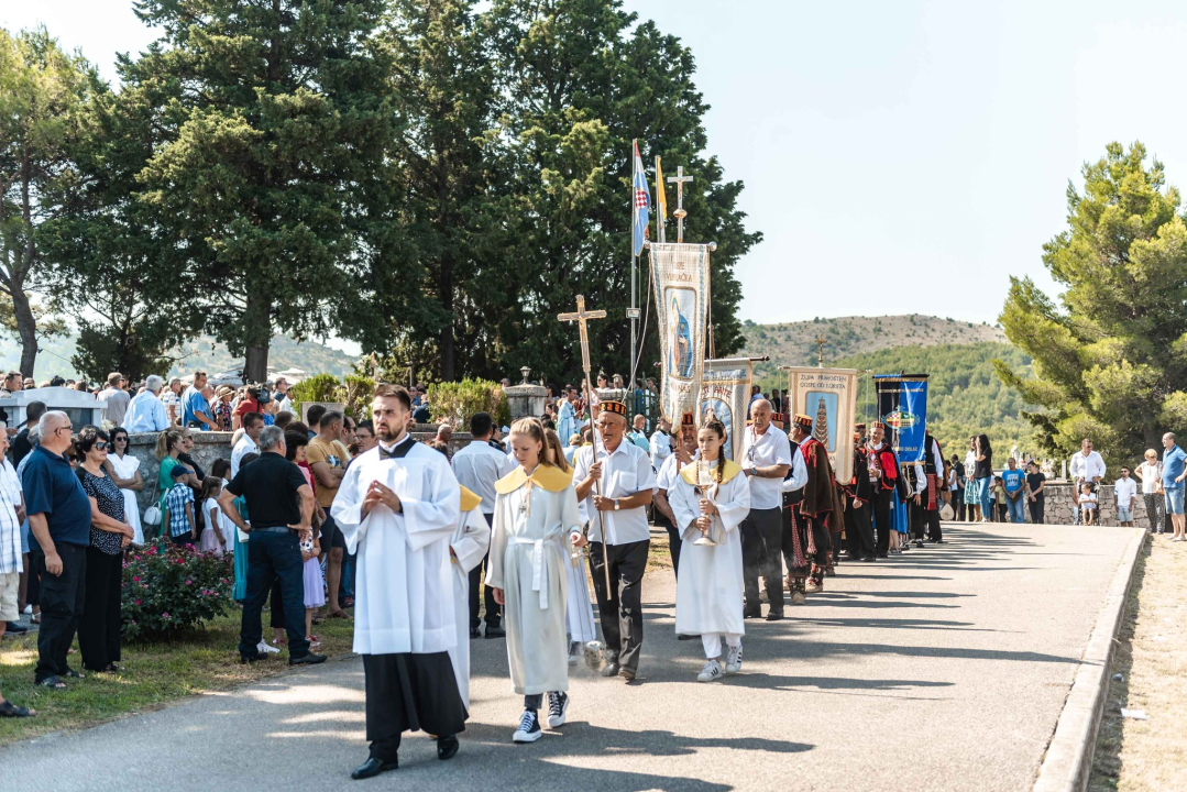 Na štandovima u Vrpolju janjetine nema, ali zato je red preko ceste: 'Tko ima u džepu, taj će i pojesti'