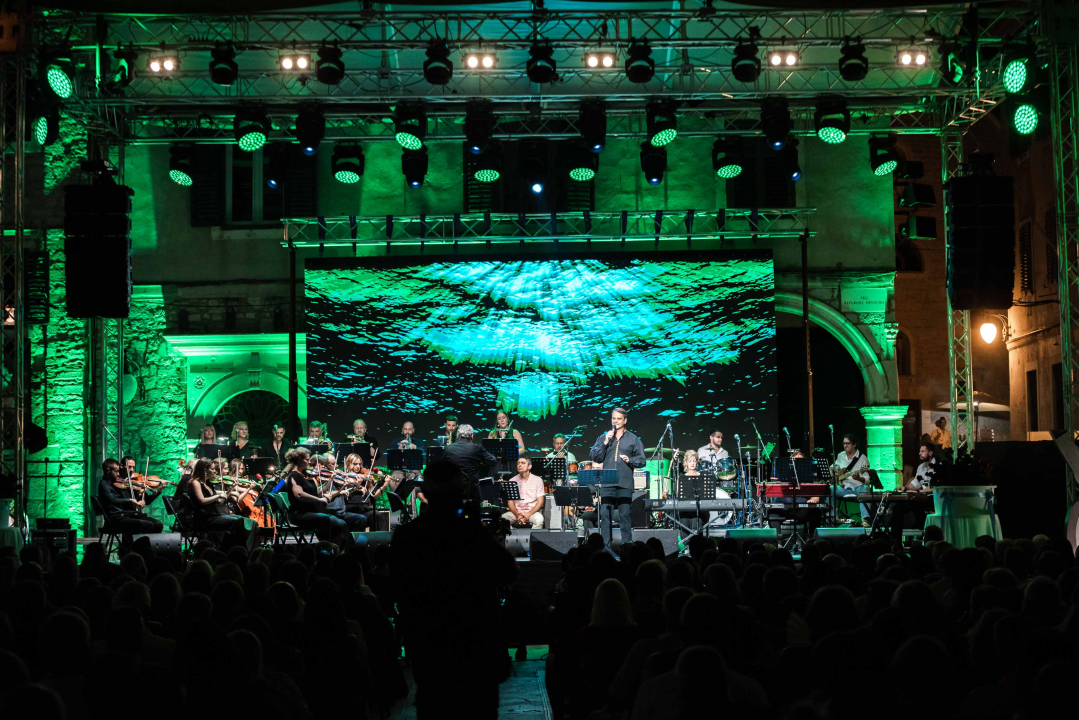 Prva večer Šansona prošla u znaku Vice Vukova: Idealan ambijent za legendarne pjesme šibenskog slavuja