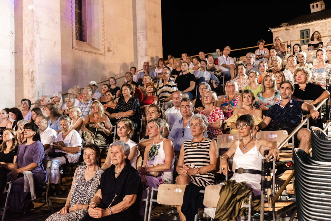 Prva večer Šansona prošla u znaku Vice Vukova: Idealan ambijent za legendarne pjesme šibenskog slavuja