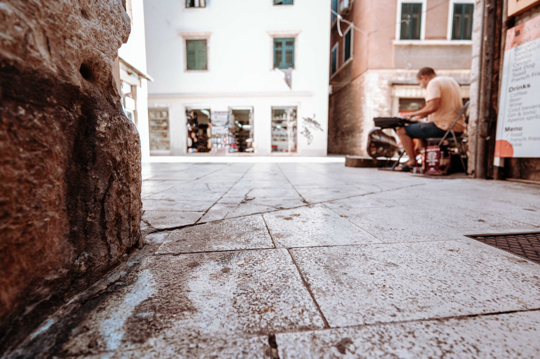 Poljana prljava i nakon pranja, a trg ispred Fausta Vrančića postao livada