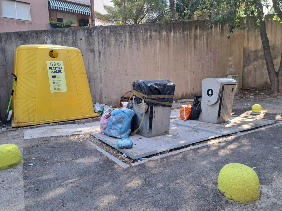 Novi dan, novo smeće, novi razvaljeni kontejneri: ‘Navikla sam da je kvart gadan, neka onda bude jeftin’