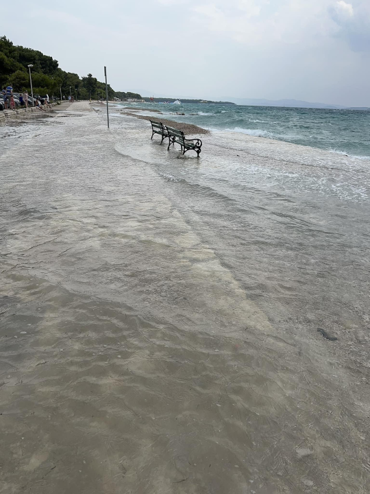 Puklo sidro: Jako jugo nasukalo jedrilicu na Jadriji