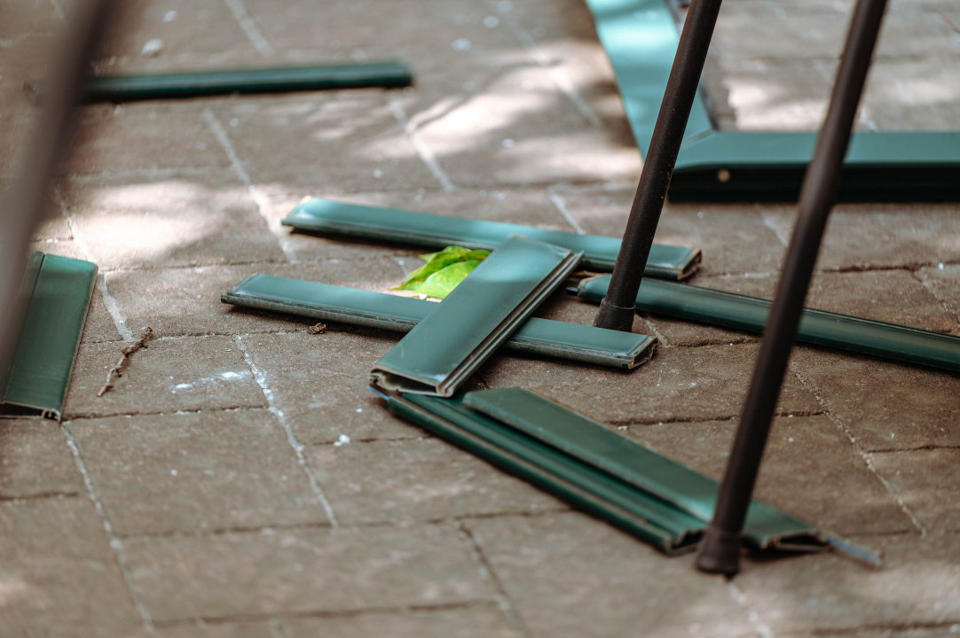 Jugo bacilo grilju na terasu restorana na Gorici, štok vatrogasci skinuli sa stabla