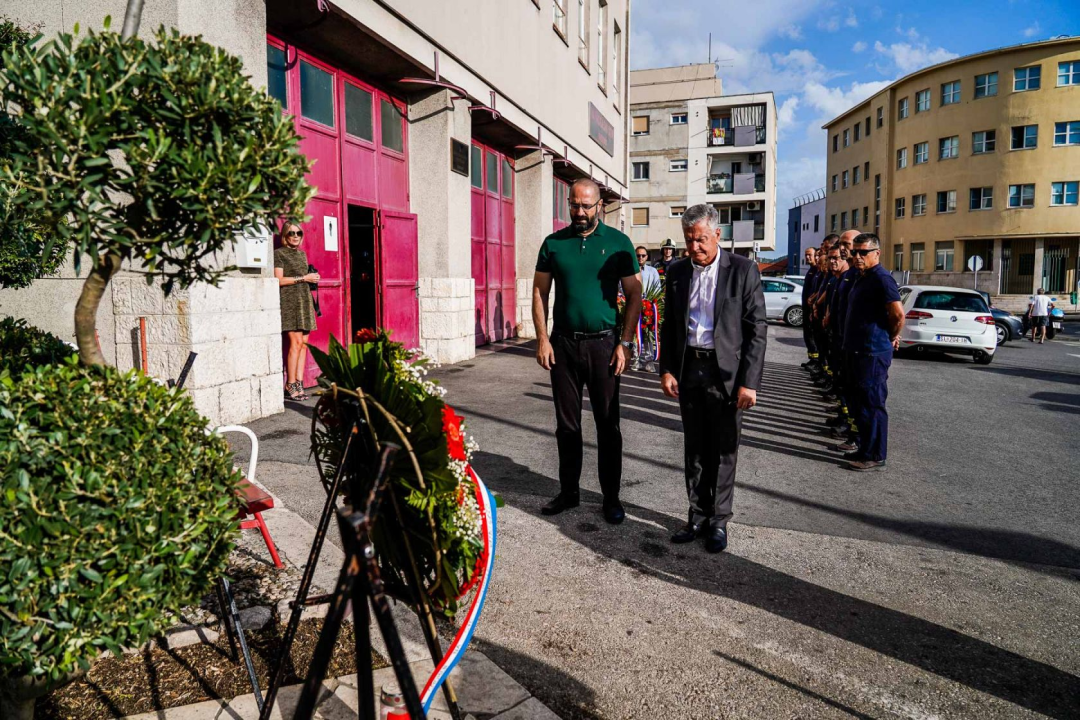 U Šibeniku položeni vijenci za poginule vatrogasce