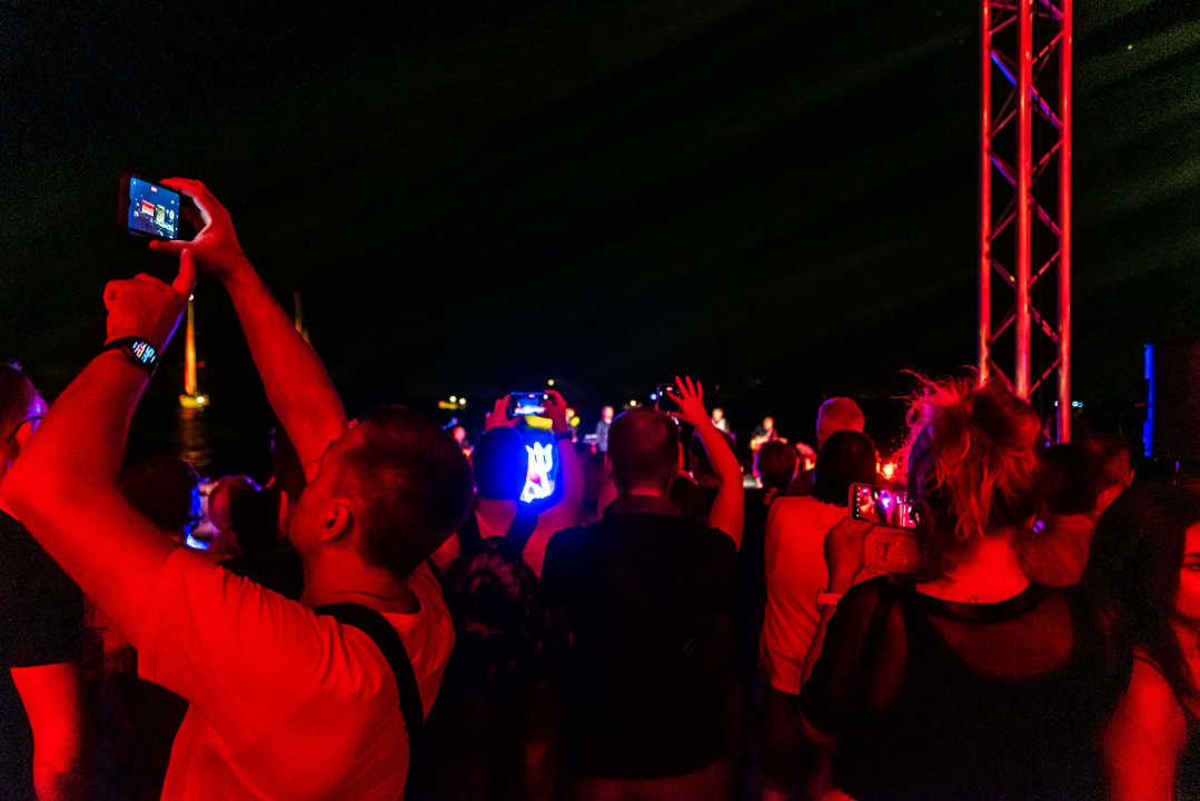 'Light is Life' upozorio na iskorištavanje planeta Zemlje: Šibenik obojan u crveno, a 4 tenora dali glazbeni doprinos