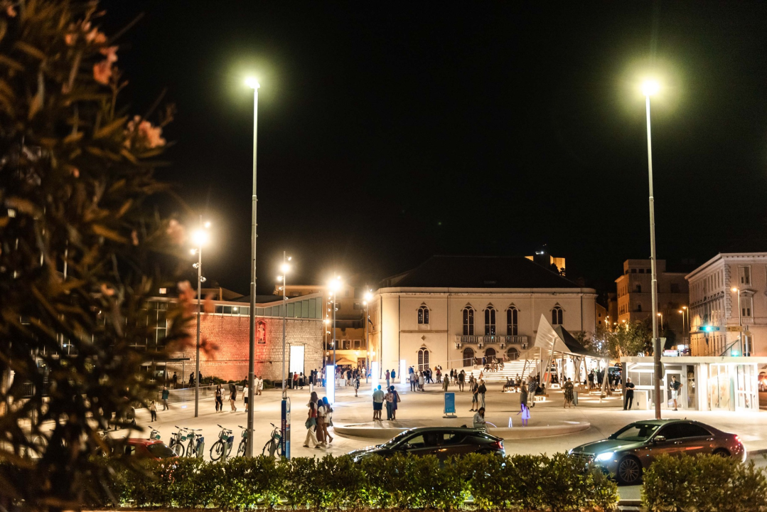 'Light is Life' upozorio na iskorištavanje planeta Zemlje: Šibenik obojan u crveno, a 4 tenora dali glazbeni doprinos