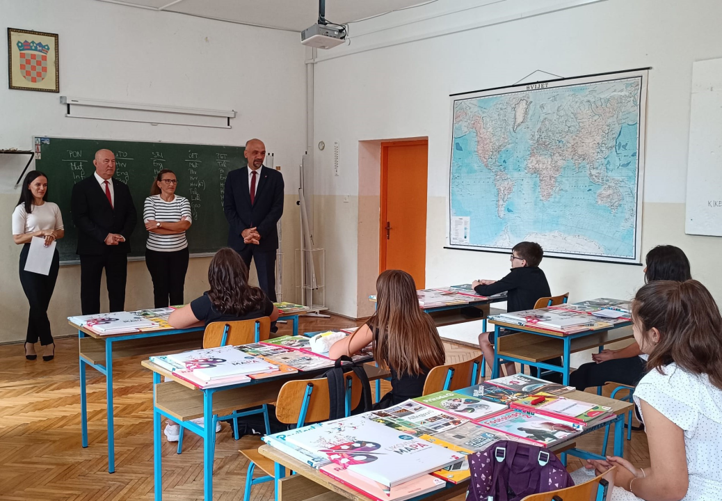 Jelić posjetio škole u Unešiću i Mirloviću: 'Budite marljivi, vrijedni i slušajte učitelje'