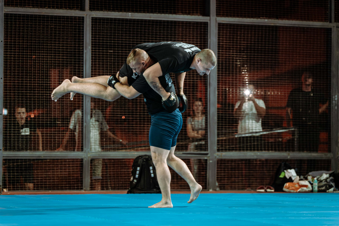 Funcuti bakljadom podržali Franu Vukovića na otvorenom treningu uoči borbe za naslov