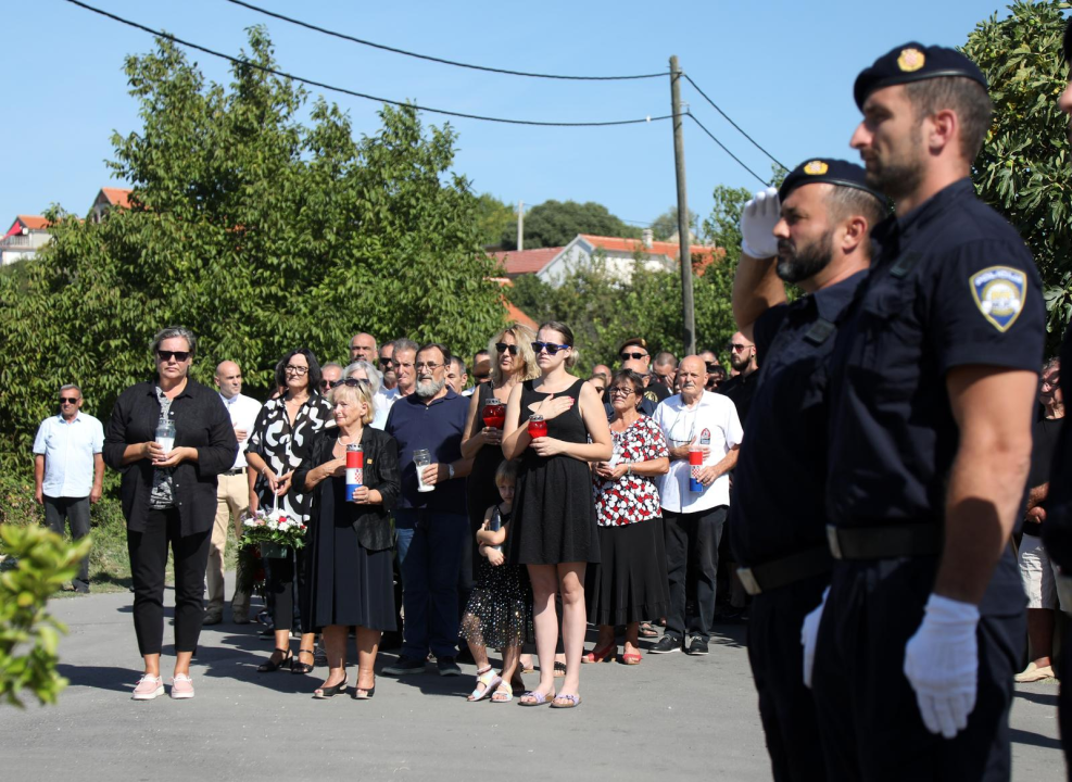 Obiljezavanje 32. obljetnice Rujanskog rata: Na spomen križu na Velikoj Glavi položeni vijenci i upaljene svijeće