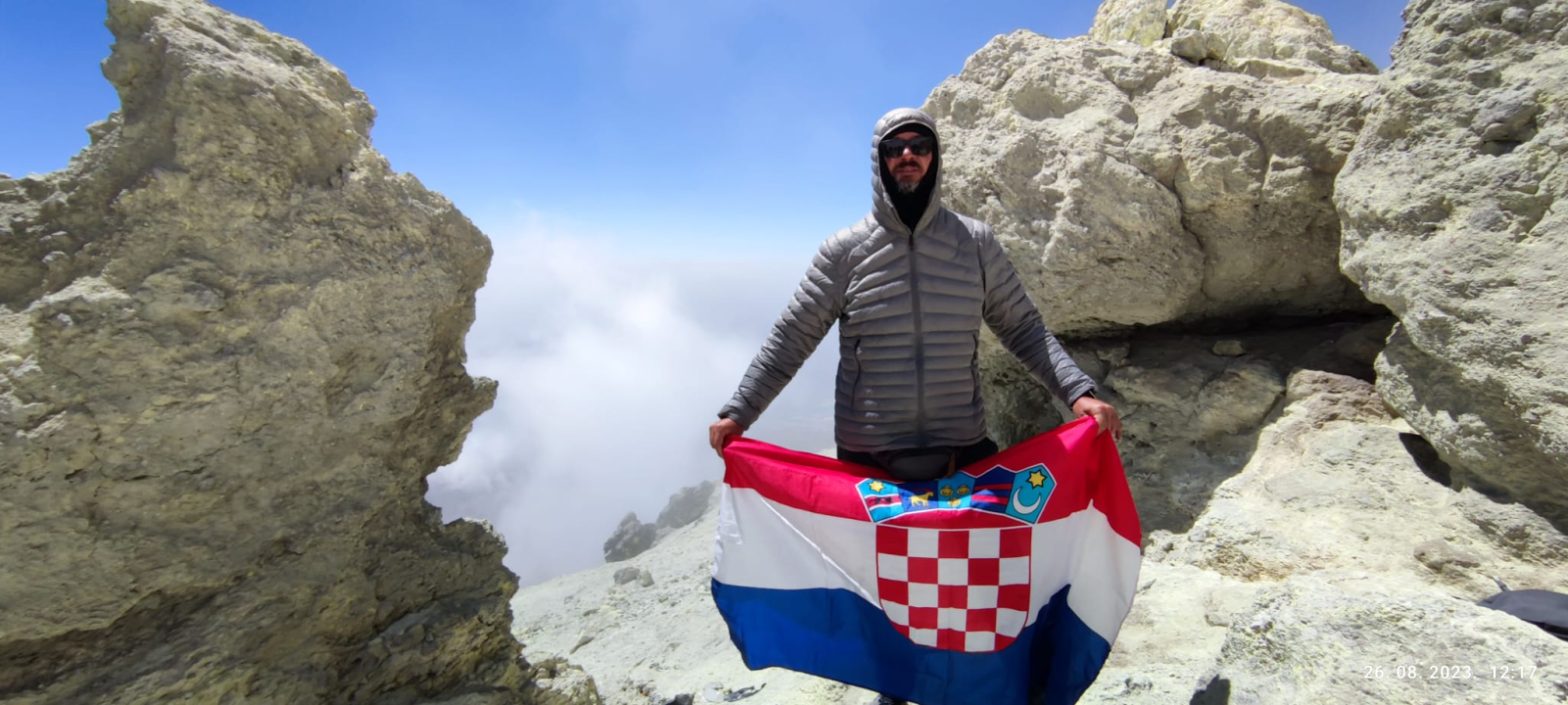 Petnaest planinara iz Šibenika krenulo u osvajanje najvećeg vrha u Iranu: Njih devetero je uspjelo!