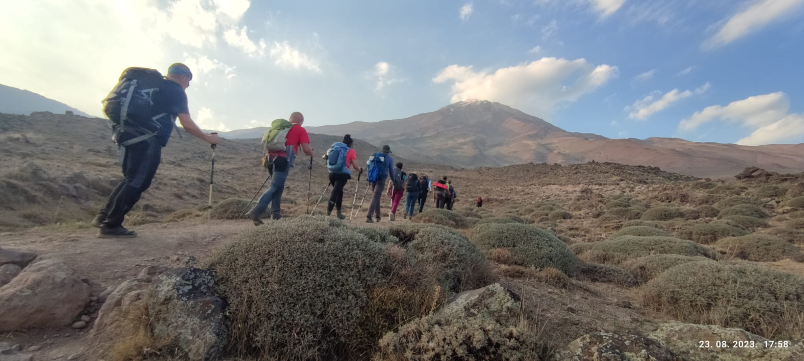Petnaest planinara iz Šibenika krenulo u osvajanje najvećeg vrha u Iranu: Njih devetero je uspjelo!