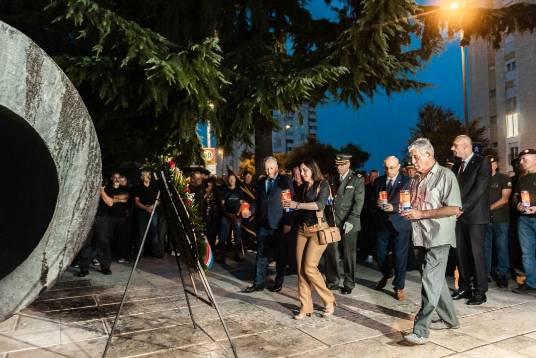 Unatoč prolomu oblaka, grmljavini i pljusku, Šibenčani pokazali koliko im znači Rujanski rat 