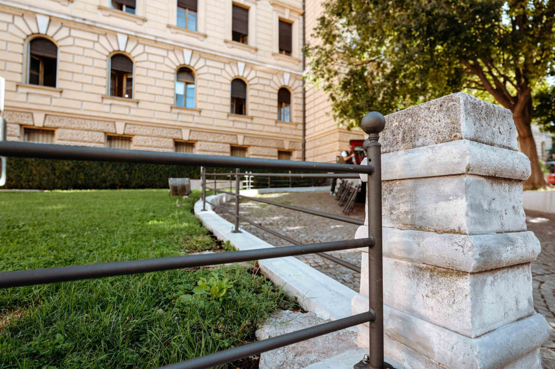 Zgrada suda i travnjaci od jutros u potpunosti opasani ogradom: Teško će se više tamo šetati kućni ljubimci 