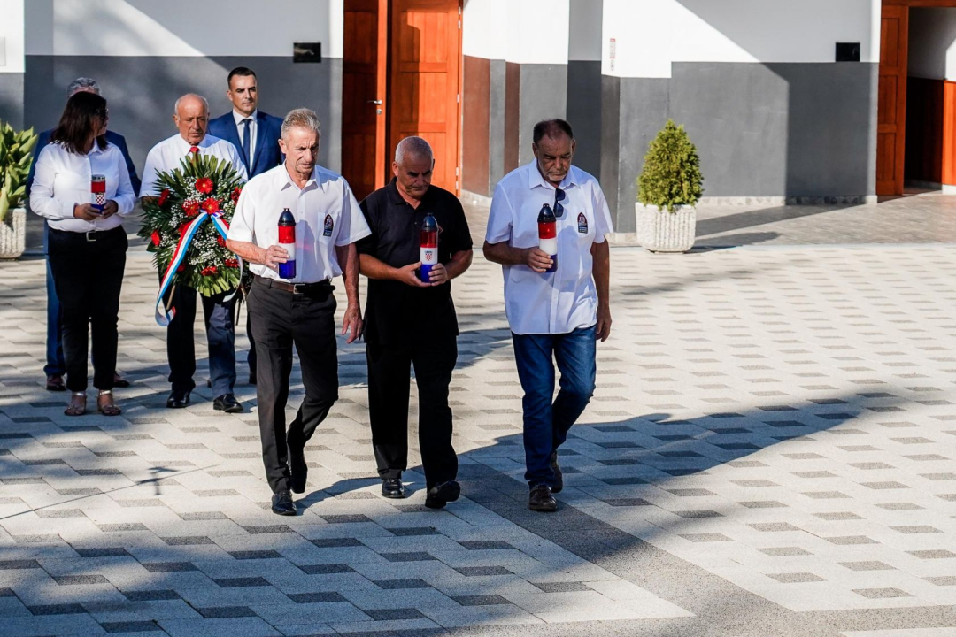 Kod Središnjeg križa na Kvanju položeni vijenci i zapaljene svijeće u povodu sv. Mihovila