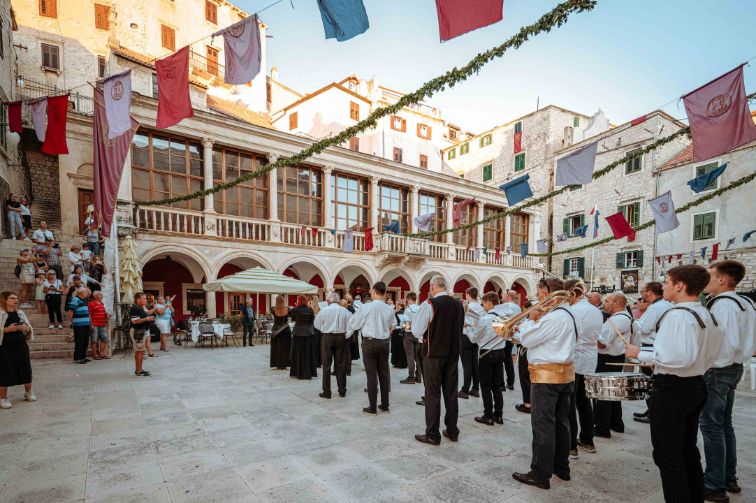Promenada Šibenske narodne glazbe starom gradskom jezgrom oduševila prolaznike