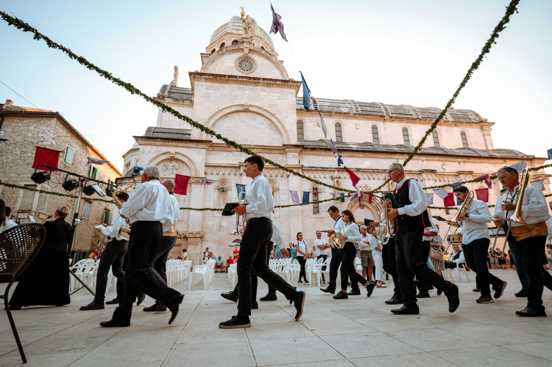 Promenada Šibenske narodne glazbe starom gradskom jezgrom oduševila prolaznike