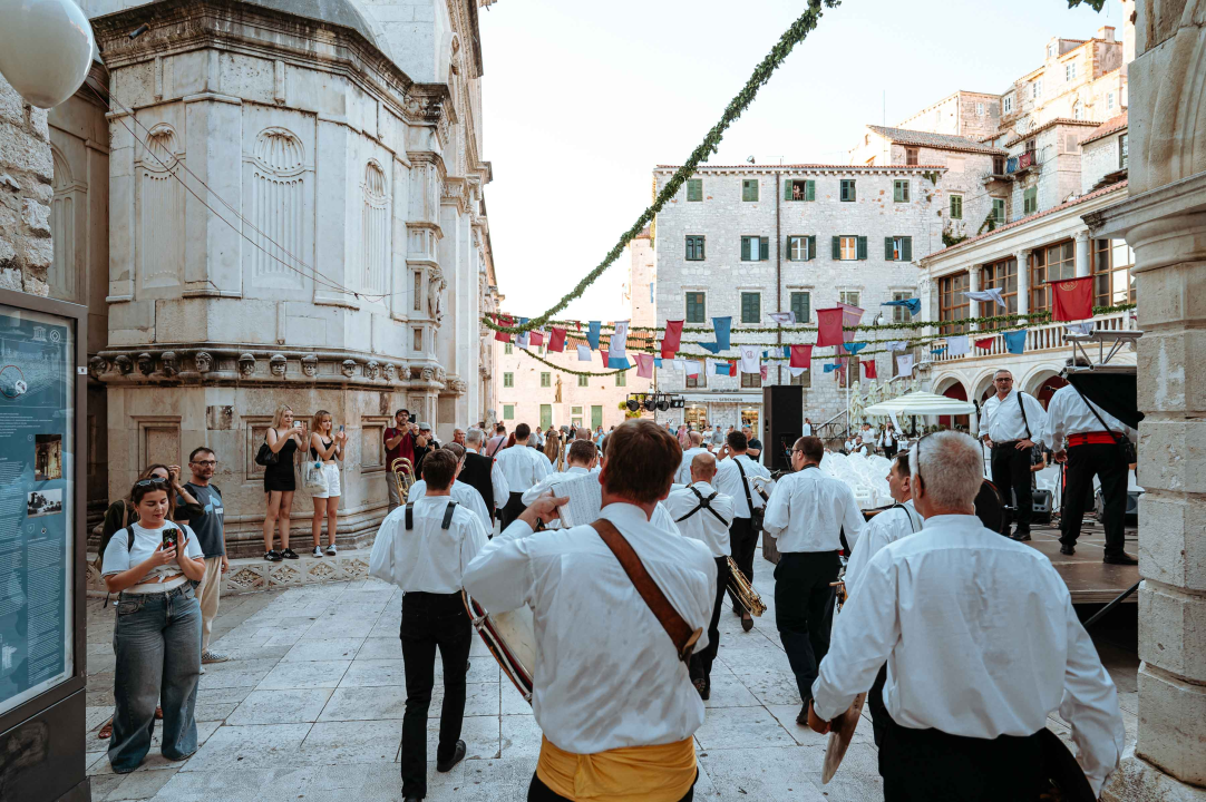 Promenada Šibenske narodne glazbe starom gradskom jezgrom oduševila prolaznike